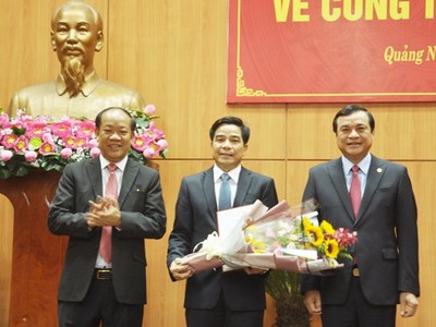 Các đồng chí Phan Việt Cường và Đinh Văn Thu trao quyết định và chúc mừng đồng chí Lê Văn Dũng.