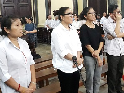 Các bị cáo nghe tuyên án. Ảnh: Hải Duyên.