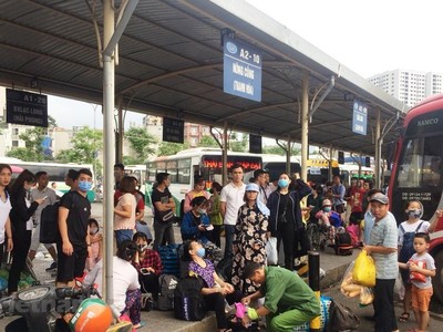 Rất đông người dân đã đổ xô về bến xe để nghỉ ngày lễ 30/4 và 1/5. (Ảnh: Việt Hùng/Vietnam+).