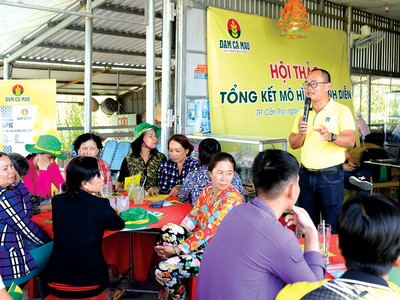 Kỹ sư Công ty Đạm Cà Mau hướng dẫn cách bón bộ sản phẩm cho bà con.