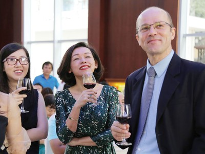 Bà Nguyễn Bạch Điệp (đứng giữa) cùng các đối tác của FPT Retail tại sự kiện chào sàn của cổ phiếu FRT 