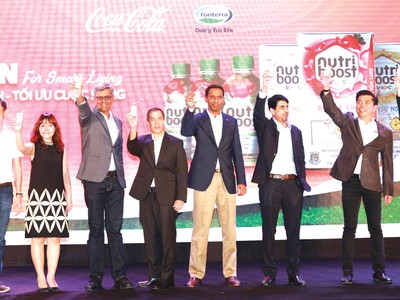 Các đại diện của Coca-Cola và Fonterra chúc mừng sự kiện hợp tác chiến lược.