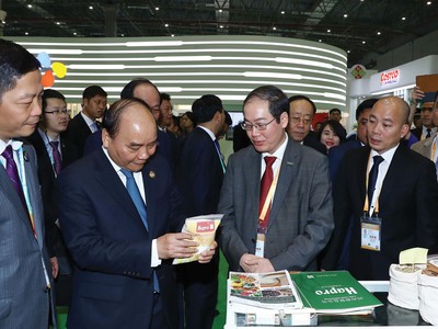 Thủ tướng Chính phủ Nguyễn Xuân Phúc và đoàn cán bộ cấp cao Việt Nam thăm gian hàng của Hapro tại Hội chợ nhập khẩu quốc tế Trung Quốc 2018.