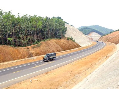 Đường Hồ Chí Minh đoạn La Sơn - Túy Loan nối tỉnh Thừa Thiên Huế với TP. Đà Nẵng. Ảnh: A.M