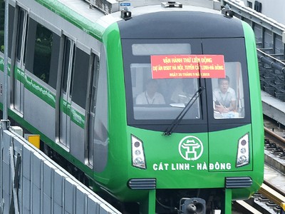 Tàu Cát Linh - Hà Đông chạy thử trên tuyến. Ảnh: Ngọc Thành. 