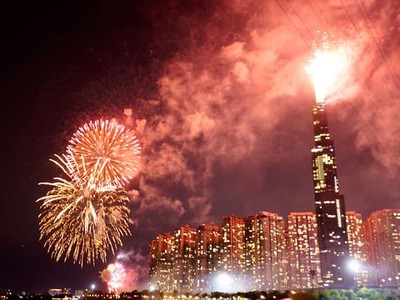 Pháo hoa lung linh trên bầu trời TPHCM đêm 30/4