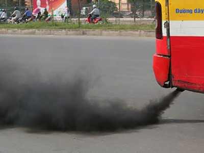 Xe buýt xả khói đen trên đường phố Hà Nội. Ảnh: Khánh Chi
