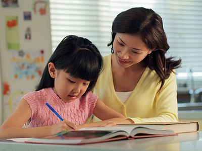 Để giúp trẻ thành công, cha mẹ không được phép quên việc học tập cùng con - Ảnh: Homeroomedu.