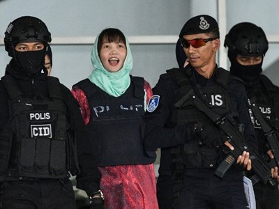 Đoàn Thị Hương tươi cười rời tòa án sau khi được hủy tội giết người. Ảnh: AFP.