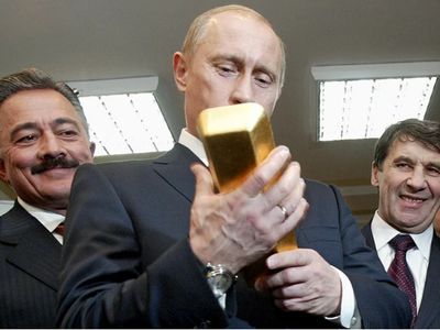 Tổng thống Vladimir Putin kiểm tra một thỏi vàng của Nga hồi năm 2005 (Ảnh: Time).