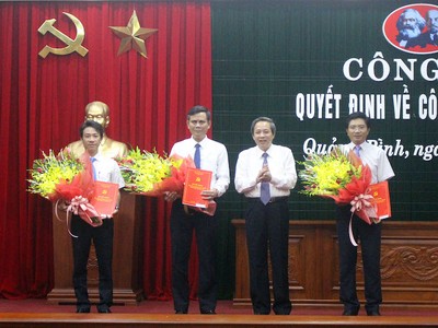 Bí thư Tỉnh ủy Hoàng Đăng Quang trao quyết định và chúc mừng các đồng chí.