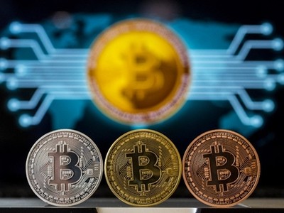 Tiền mô phỏng Bitcoin trưng bày trong một cửa hàng tại Israel. Ảnh: AFP