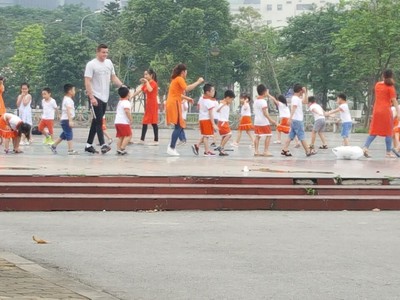 Nhiều người dân khu vực Công viên Cầu Giấy căng biển hiệu: “Hãy cứu Công viên Cầu Giấy”