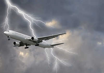 Một tia sét thường đánh vào một điểm cực của máy bay như đầu cánh, mũi và dòng điện chạy dọc lớp vỏ kim loại trước khi thoát ra ngoài qua một điểm khác, ví dụ như phần đuôi. Ảnh: Traveller.