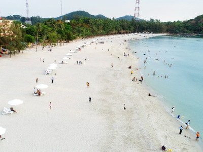 Bơm cát trắng vào bãi biển Mũi Nai – một hoạt động nằm trong chiến lược tăng tốc du lịch của thành phố Hà Tiên.