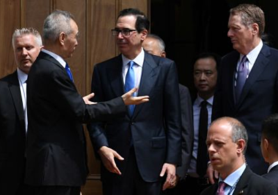 Ông Lưu Hạc nói chuyện với ông Mnuchin và Lighthizer khi rời đi. Ảnh: Reuters.