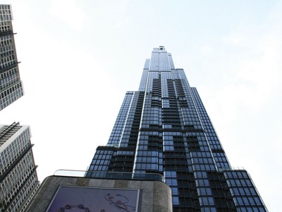 Văn phòng cho thuê vẫn sáng cửa.