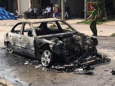 Xe trơ khung sau khi lửa được dập tắt. Ảnh: CTV.