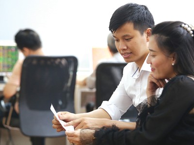 Thời gian, chuyên môn, kiến thức và kinh nghiệm là những lợi thế của môi giới chứng khoán để thuyết phục nhà đầu tư.