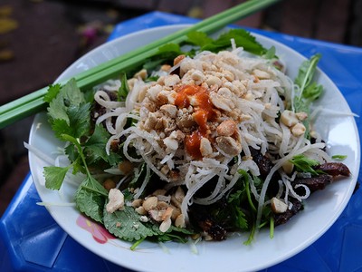 Hà Nội nổi tiếng với địa điểm ăn nộm như ở khu bờ Hồ, nộm Hàm Long hay nộm bán rong khắp các khu phố cổ của ông Lưu Văn Hào.