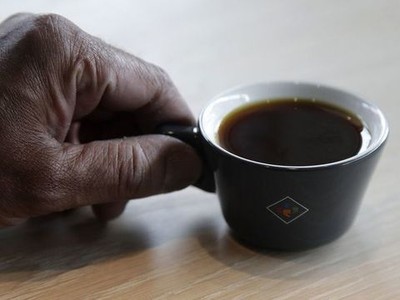 Tách cà phê đắt nhất thế giới có giá gần 2 triệu đồng. (Nguồn: Jeff Chiu / Associated Press).