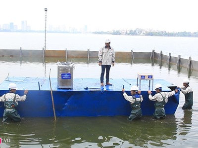Thiết bị công nghệ Nano của Nhật Bản được đặt thử nghiệm ở một đoạn sông Tô Lịch và một góc hồ Tây. Ảnh: Mỹ Hà.