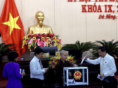 Đại biểu HĐND TP Đà Nẵng bỏ phiếu miễn nhiệm Chánh VP Hội đồng nhân dân TP và 4 Ủy viên UBND thành phố.