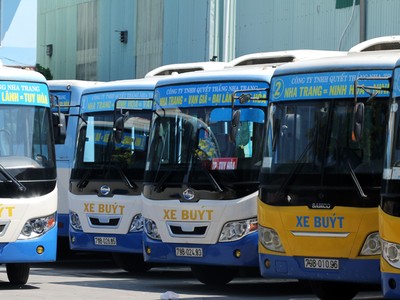 Tài xế đồng loạt đình công, nhiều xe buýt ở Nha Trang nằm trong bãi. Ảnh: Xuân Ngọc.