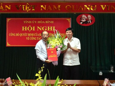 Phó Bí thư Thường trực Tỉnh ủy, Chủ tịch HĐND tỉnh Hòa Bình Trần Đăng Ninh trao quyết định và chúc mừng đồng chí Đinh Văn Hùng.