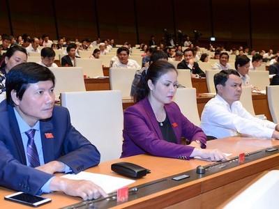 Đại biểu làm việc tại kỳ họp thứ 6 Quốc hội khoá XIV. Ảnh: Hoàng Phong.