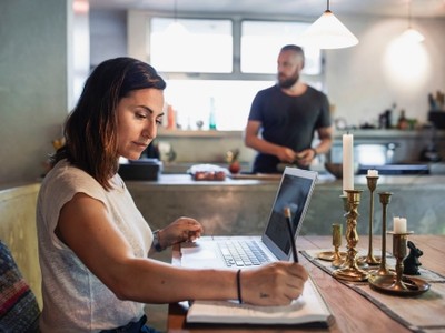 Nhiều công việc làm tại nhà, linh động về thời gian nhưng có cơ hội đạt thu nhập hàng chục nghìn USD mỗi năm. Ảnh: Maskot, CNBC.