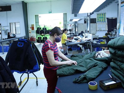 Sản xuất các mặt hàng may mặc xuất khẩu tại Công ty TNHH Kydo Việt Nam có vốn đầu tư Hàn Quốc (Khu công nghiệp Phố nối A, Hưng Yên). (Ảnh: Phạm Kiên/TTXVN).