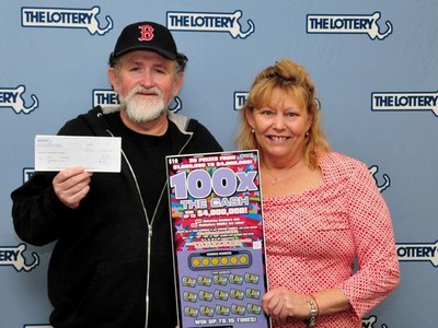 Ông Kevin Phillips và bà Janet Pflaumer-Phillips đi nhận giải thưởng xổ số hồi năm 2016. (Nguồn: Massachusetts Lottery).