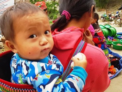 Những em bé đi chợ trên… lưng mẹ ở Bắc Hà!