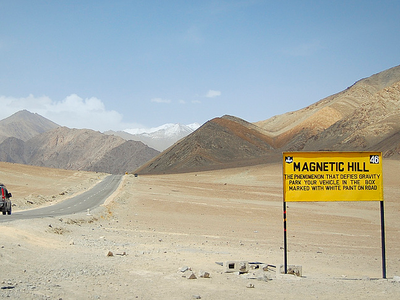 Bí ẩn về nơi ôtô tắt máy tự chạy lên dốc ở Ấn Độ