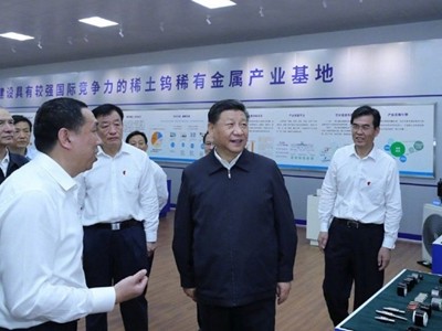 Ông Tập Cận Bình (giữa, áo sẫm màu) thăm doanh nghiệp đất hiếm ở Giang Tây, Trung Quốc ngày 20/5. Ảnh: Xinhua.