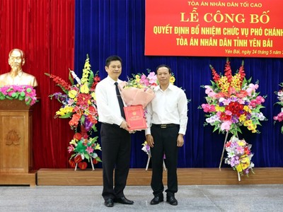 Phó Chánh án Tòa án nhân dân tối cao Nguyễn Trí Tuệ trao quyết định và chúc mừng đồng chí Lê Thái Hưng.