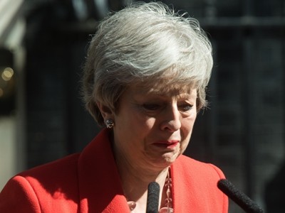 Thủ tướng Anh Theresa May nghẹn ngào khi thông báo kế hoạch từ chức tại London ngày 24/5. Ảnh: Reuters.