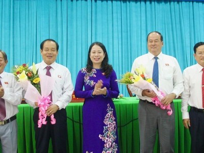 Bí thư Tỉnh ủy An Giang Võ Thị Ánh Xuân và lãnh đạo tỉnh chúc mừng ông Nguyễn Thanh Bình và ông Vương Bình Thạnh.