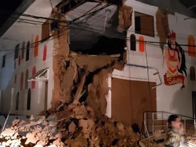 Một ngôi nhà bị hư hại sau trận động đất ở Yurimaguas, Peru. (Nguồn: AFP/TTXVN).