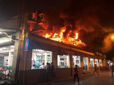 Lửa bùng lên trong khu bếp của nhà hàng bia Hải Xồm. Ảnh: Người dân cung cấp.