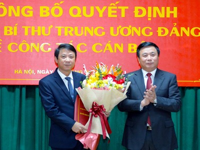 GS.TS Nguyễn Xuân Thắng trao quyết định và chúc mừng đồng chí Nguyễn Ngọc Hà.