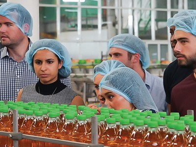 Nhóm sinh viên Harvard Business School tham quan dây chuyền sản xuất Aseptic hiện đại của Tân Hiệp Phát.