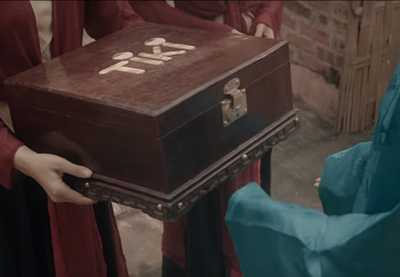 Một kiện hàng Tiki xuyên không về thời cổ tích Tấm Cám trong MV ca nhạc của Chi Pu.