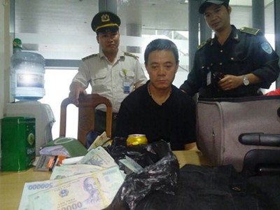 Tiếp viên bắt quả tang đạo chích lục trộm hành lý trên máy bay