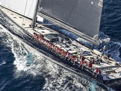 Chiếc siêu du thuyền trị giá 38 triệu USD bị trượt khỏi tàu chở hàng và mất tích trên biển.