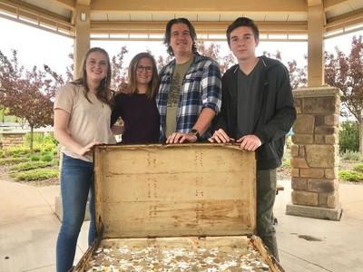 Gia đình Byron và Jody Duff, cùng với 2 con của họ là Logan và Brylee là người đầu tiên tìm ra kho báu này.