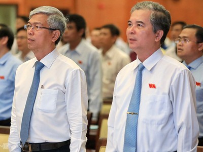 Tân Phó chủ tịch TP HCM Võ Văn Hoan (trái) và Ngô Minh Châu. Ảnh: Hữu Khoa.