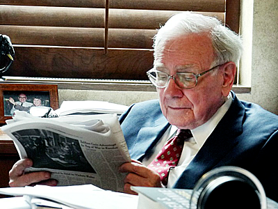 Warren Buffett dành 5-6 tiếng để đọc sách báo mỗi ngày. Ảnh: Noteworthy.