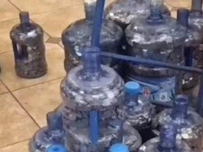 20 bình đựng tiền xu được đưa đến mua nhà.